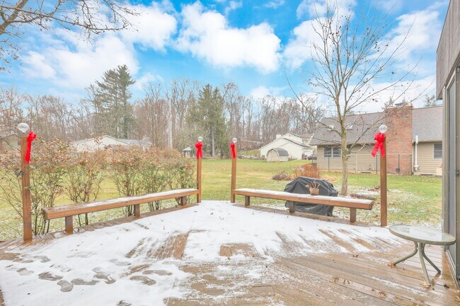 Huge deck for chillin' and grillin' - 162 Denison Dr