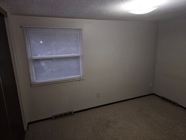 Building Photo - Large Two Bedroom Townhouse with Garage in...