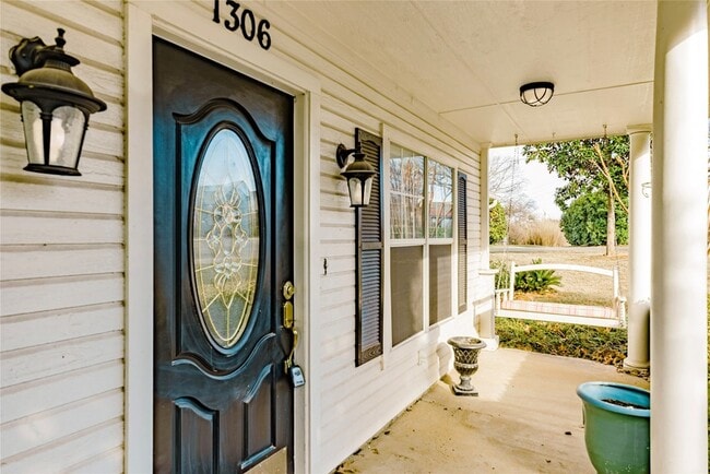 Building Photo - 1306 Lakeside Dr