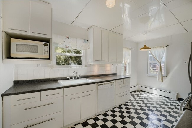 Building Photo - Charming 1bed/2bath Home with Lowel Level Bonus Room in West Seattle!