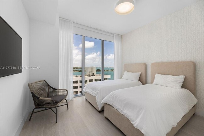 Building Photo - 2900 NE 7th Ave