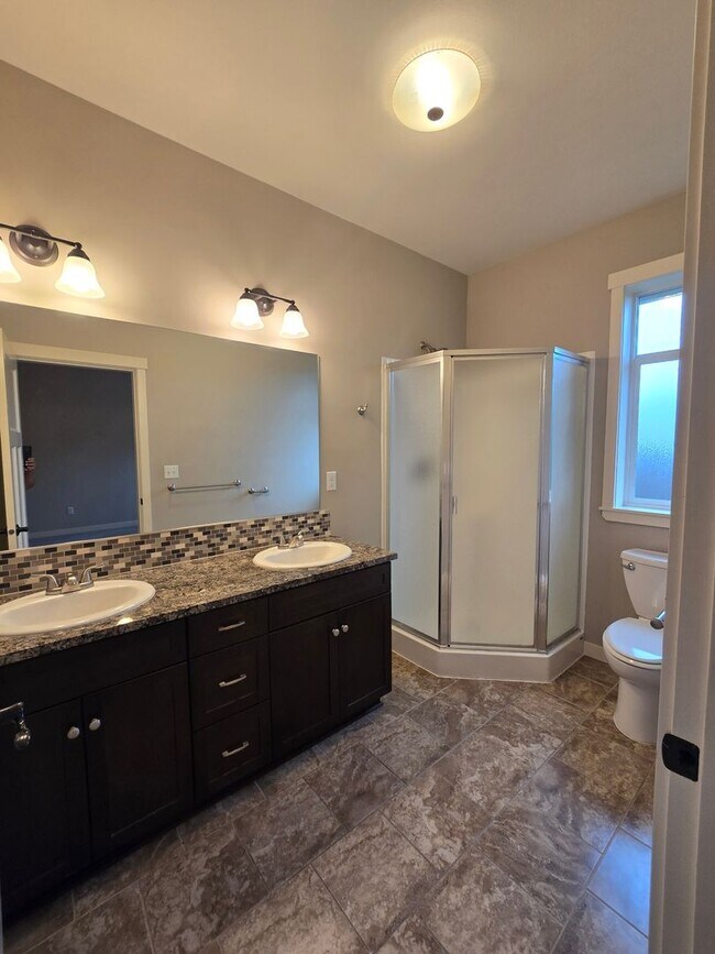 Building Photo - 3 bedroom, 2.5 bathroom house!!!