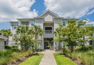 Building Photo - Lovely 2-bedroom, 2-bath condo available f...