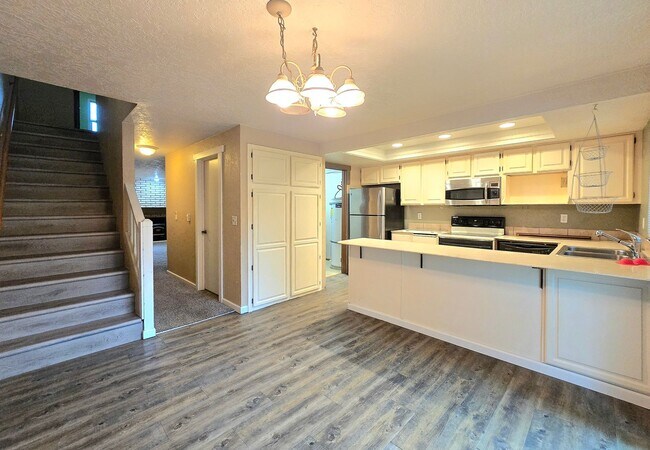 Building Photo - 2 Bedroom Home Available Now in Everett