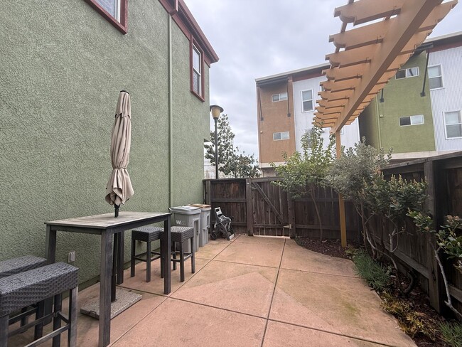 Building Photo - Modern 2 bedroom, 2.5 Bathroom Townhouse i...