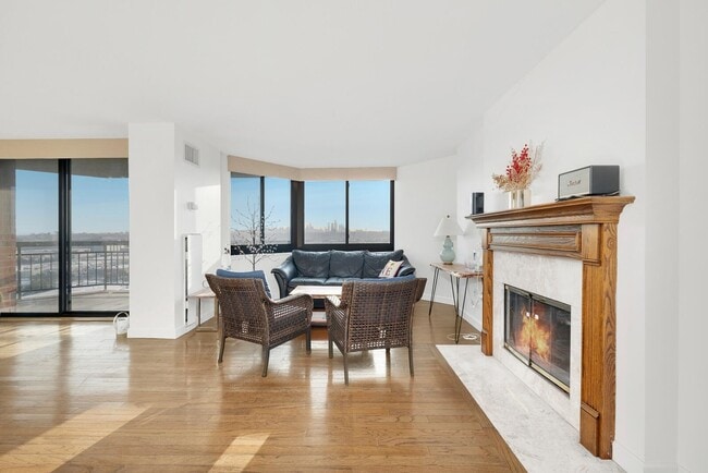 Building Photo - 1733 Harmon Cove Tower