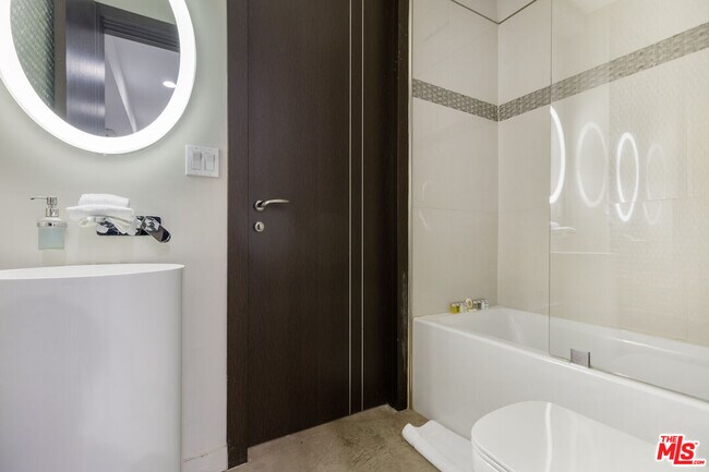 Building Photo - 1847 Coldwater Canyon Dr