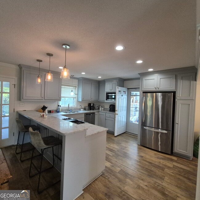 Building Photo - 930 Hill Pl