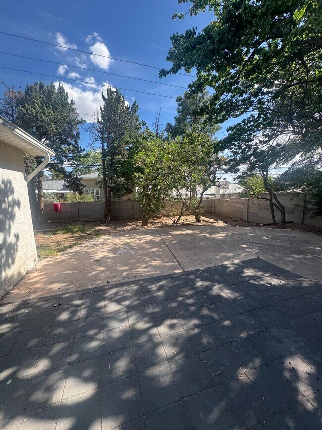 Building Photo - 11216 Baja Dr NE