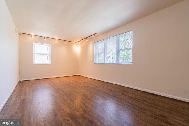 Building Photo - 3043 Patrick Henry Dr