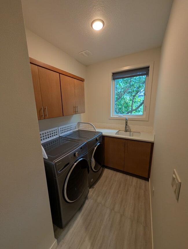 Building Photo - Stunning Modern Home in South Burlingame -...