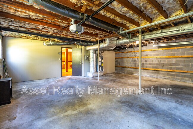 Building Photo - 6633 Wachese Ln