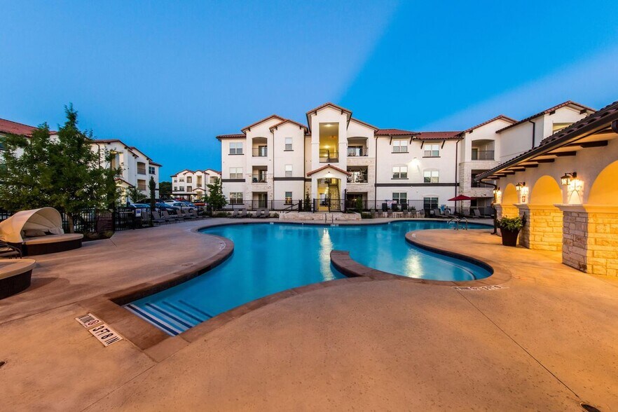 Building Photo - 1701 Oak Hill Ln