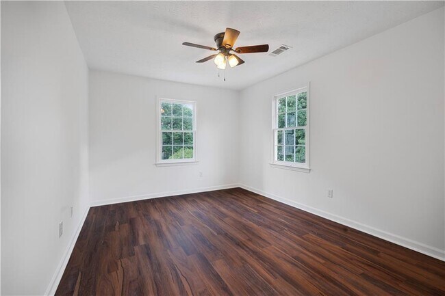 Building Photo - 328 Deerwood Dr