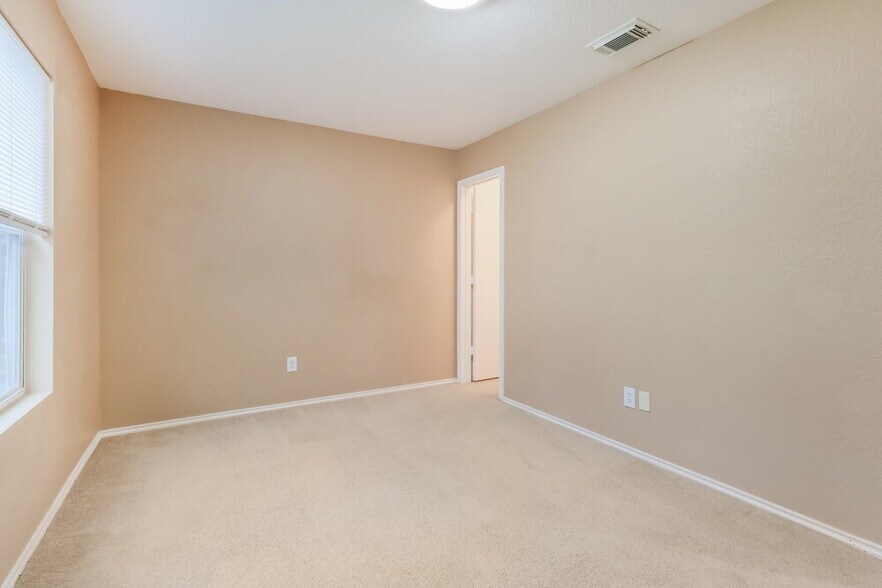 Building Photo - 2034 Vanamen Ct