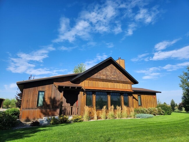 Building Photo - Stunner on Springhill