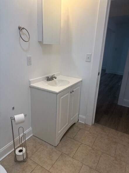 Building Photo - 2700 Roslyn Ave