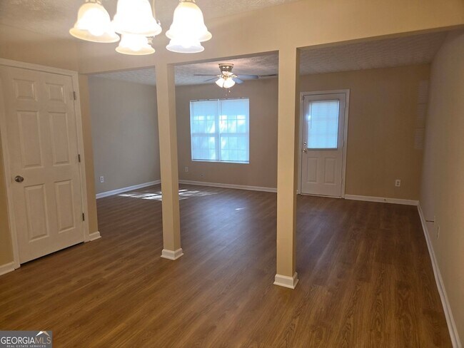 Building Photo - 1718 Grove Way