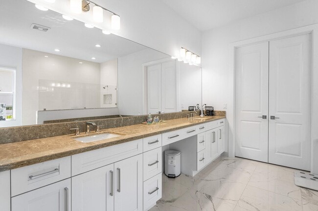 Building Photo - 9256 Crestview Cir