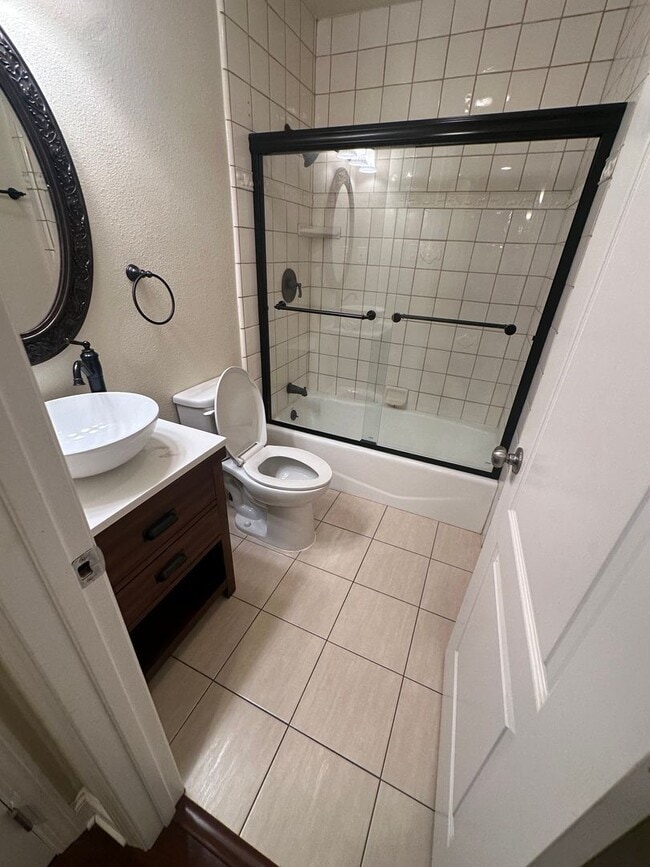 Building Photo - Gorgeous, 3 bedroom, 2.5 bath home, ready for move in