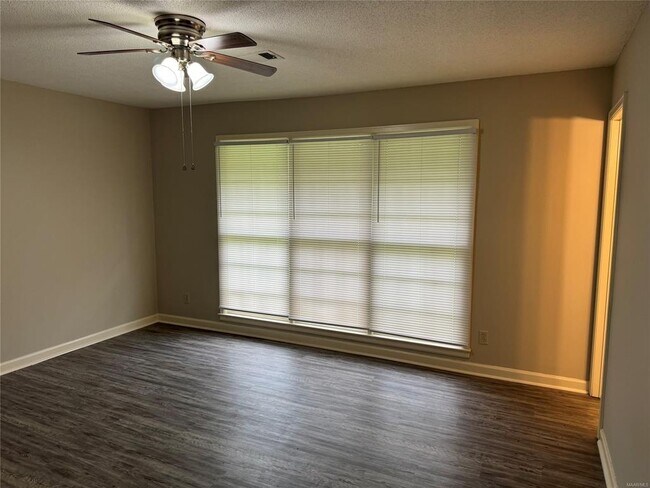 Building Photo - 2233 W Aberdeen Dr