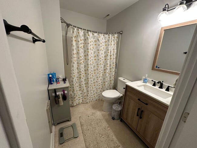 Building Photo - Charming Apartment is Downtown Fredericksburg