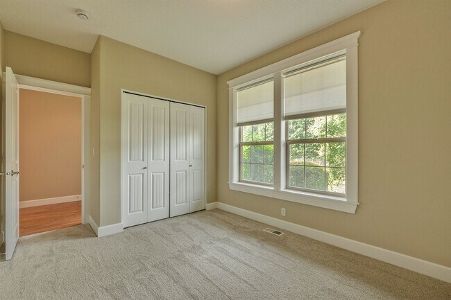 Building Photo - 376 Forest Pl
