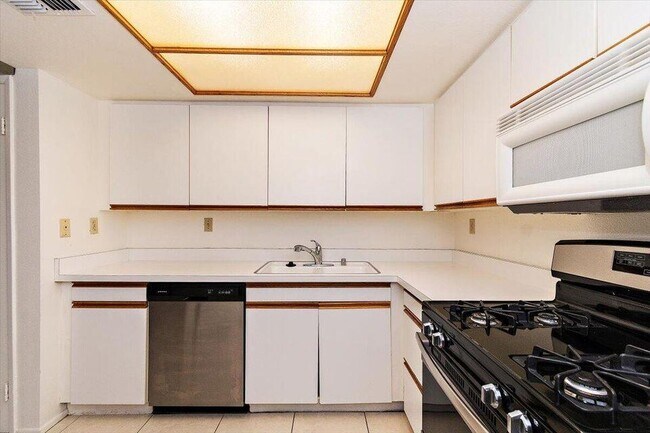 Building Photo - 200 E Racquet Club Rd