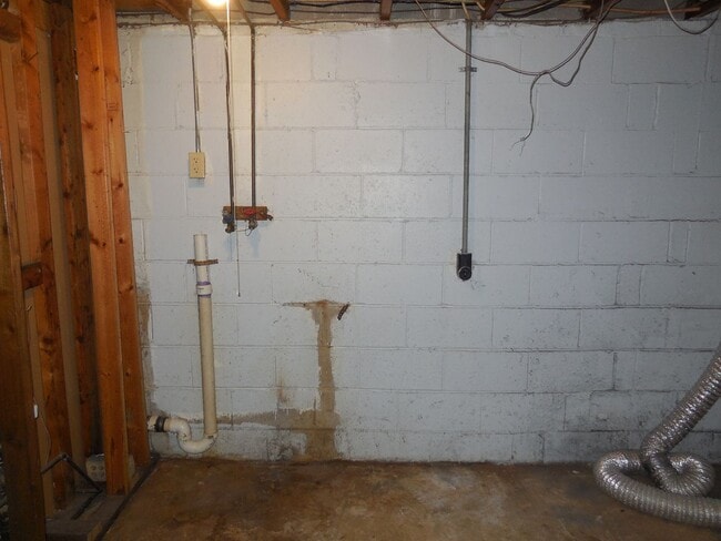 Building Photo - Two Bedroom Home with Large Yard and Updat...