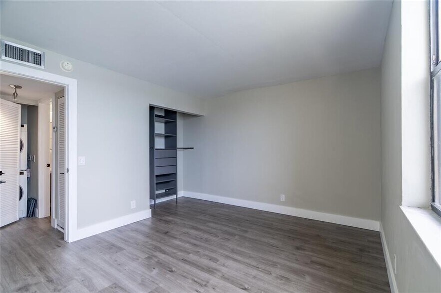 Building Photo - 113 Lake Emerald Dr