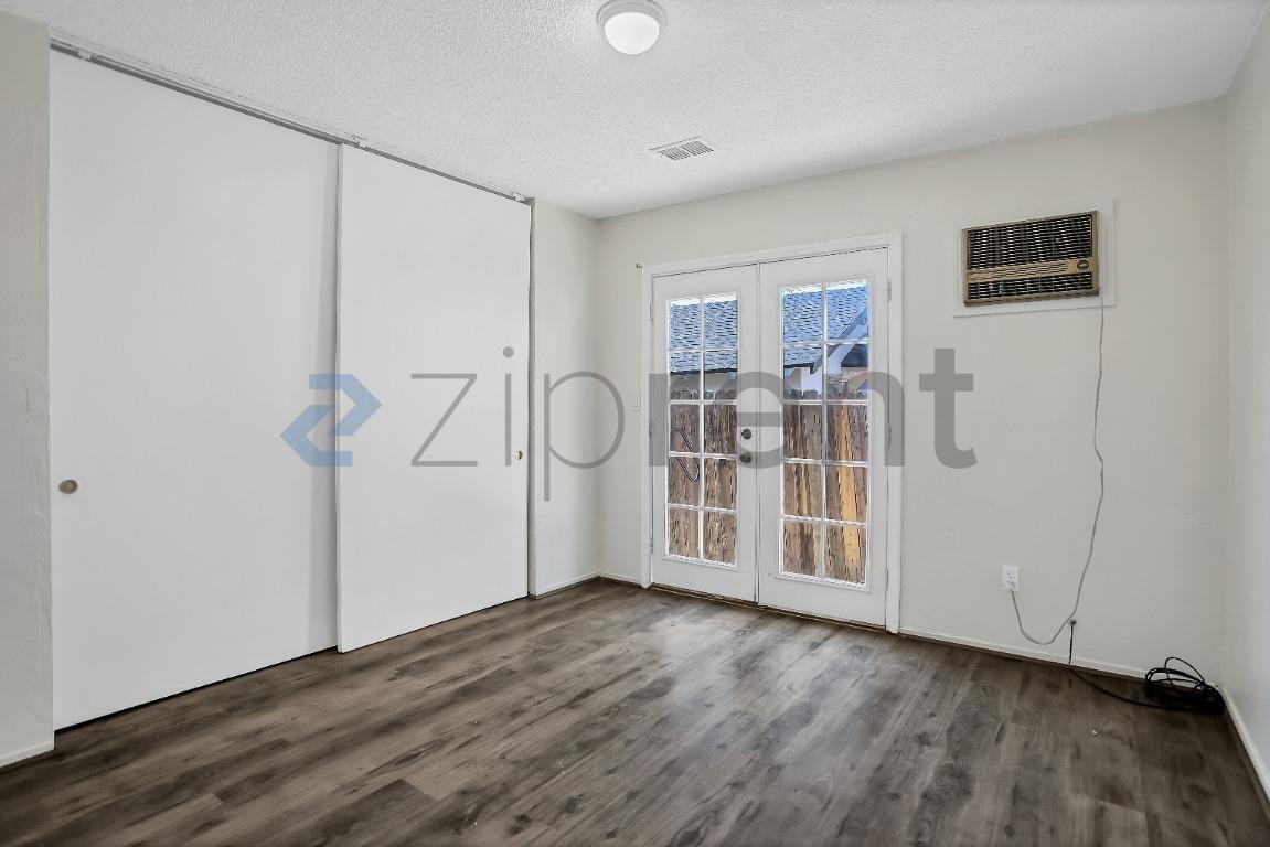 Building Photo - Unit C