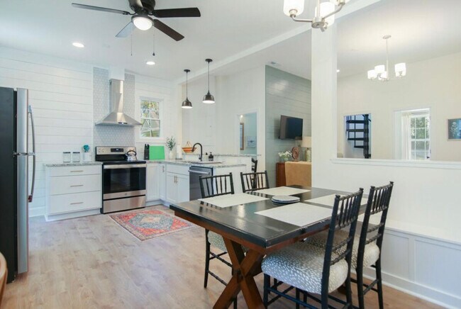 Building Photo - 452 Riverland Dr