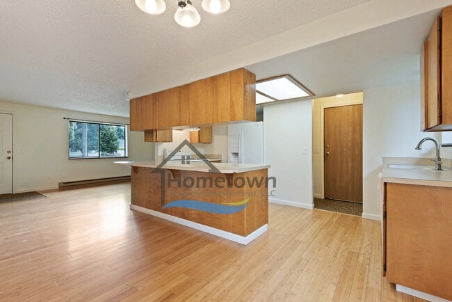 Building Photo - Great 3 Bedroom 2 Bath Duplex with Garage ...
