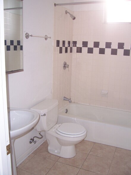 Porcelain tile and American Standard fixtures - 1545 Barry W Ave