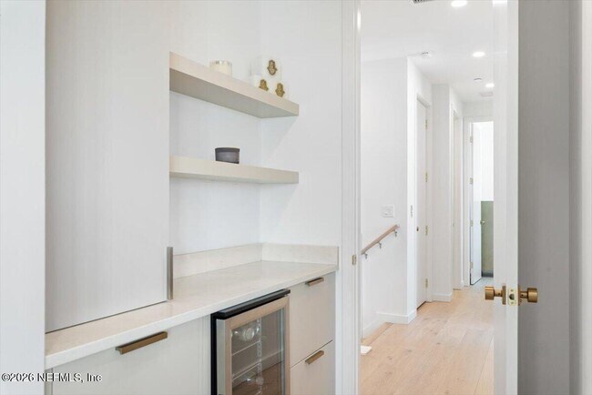 Building Photo - 114 12th Ave S