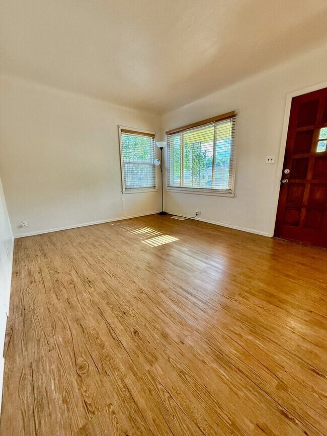 Building Photo - Updated 3 Bed Home with Large Yard