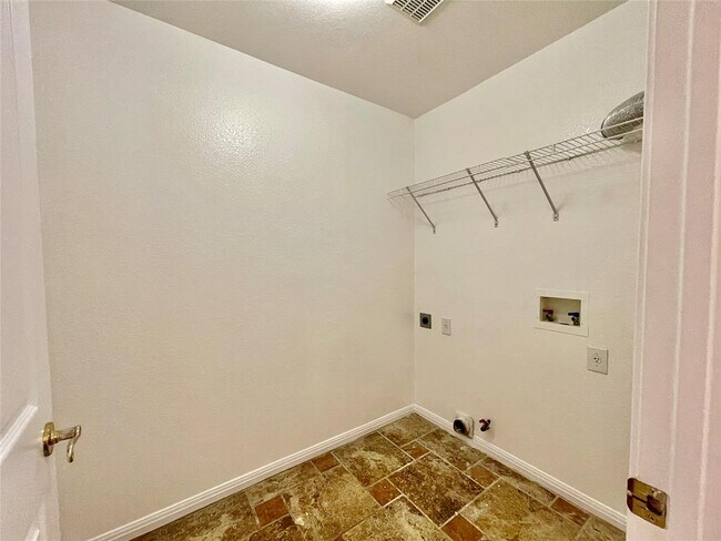 Building Photo - 2204 Zoa Dr