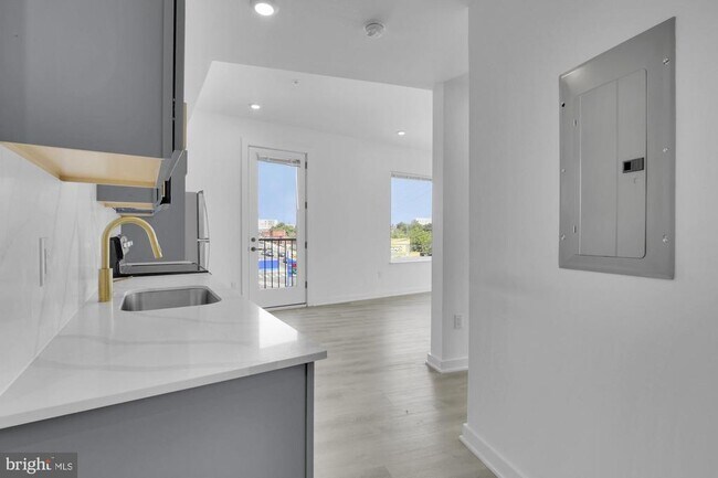 Building Photo - 2046 E Lehigh Ave