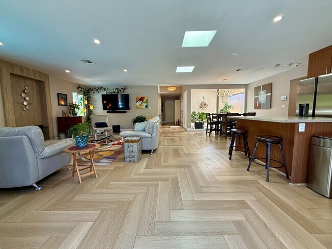 Building Photo - Luxury Furnished 4 Bedroom Home with Pool ...
