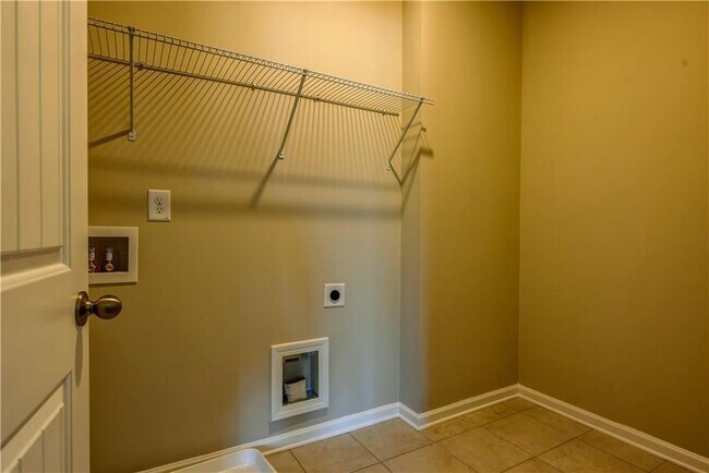 Building Photo - 2091 Harvester Ln
