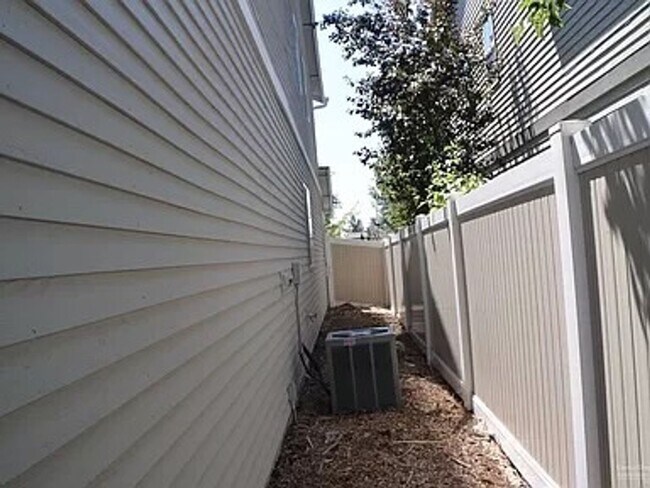 Building Photo - 3 Bed 2.5 Bath Home in desirable location!