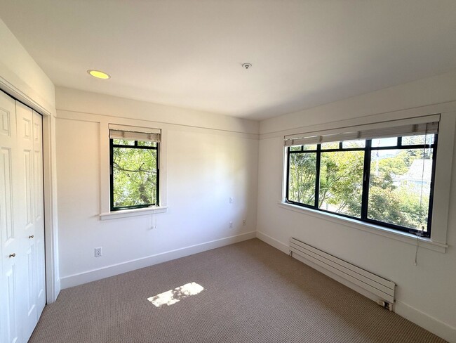 Building Photo - CRAFTSMAN STYLE TWO STORY 2BD/2BA END UNIT...