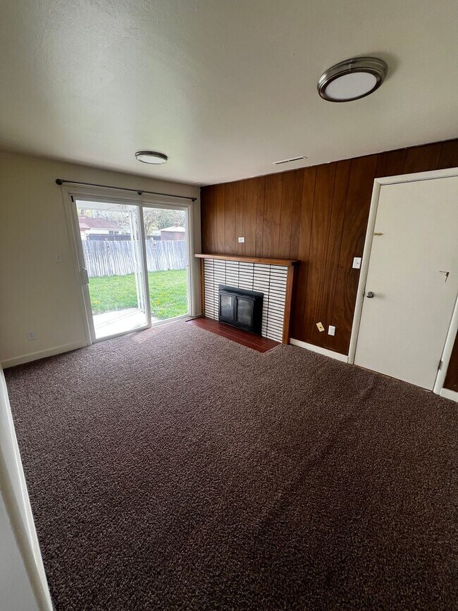 Building Photo - Adorable Three Bedroom One Bathroom Single Car Garage