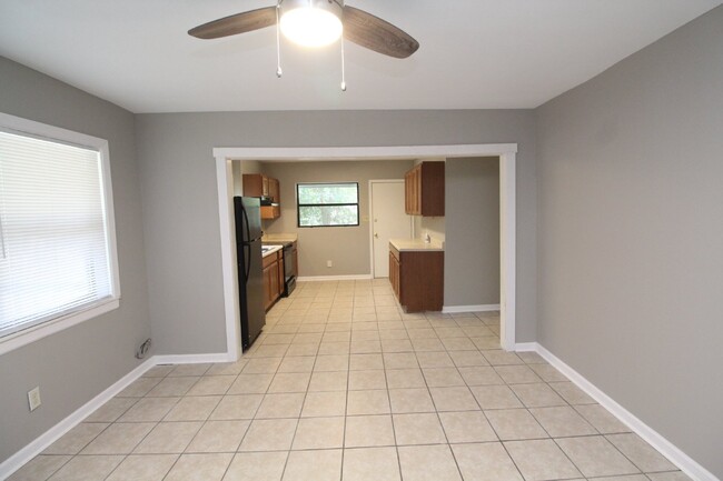 Building Photo - 3 bed 1 bath duplex with almost 1400 sqft ...