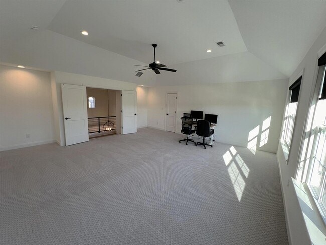Building Photo - 607 Covington Walk Ln S
