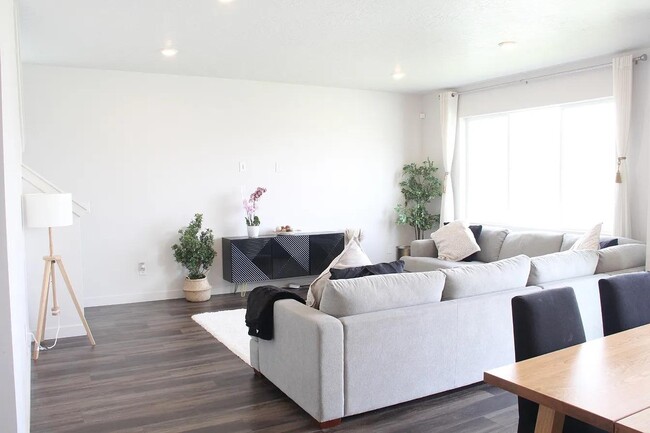 Building Photo - 364 W Snowberry Dr