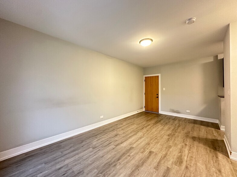 Building Photo - 708 W Brompton Ave