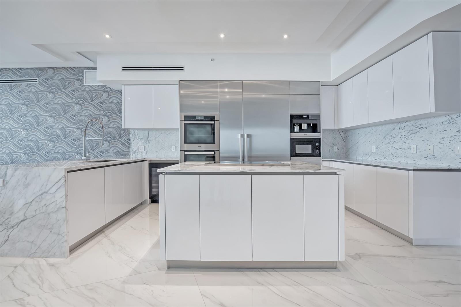 Building Photo - 5000 Island Estates Dr