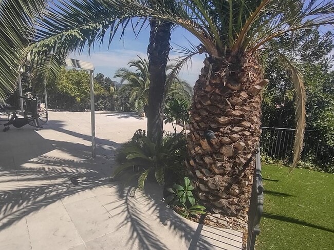 Building Photo - 804 Cloverview Dr