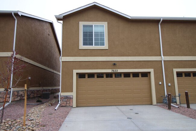 Building Photo - Brand New Townhome